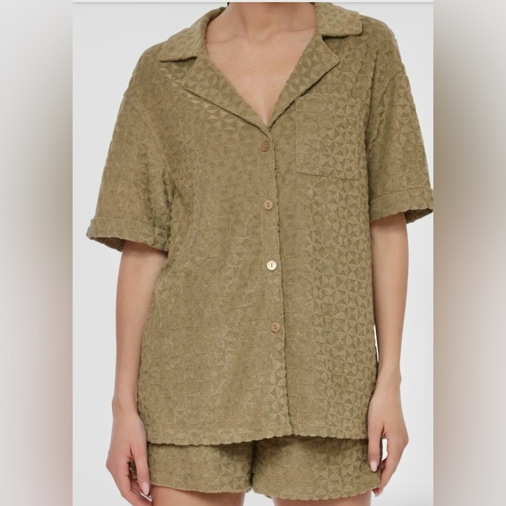 NWT Avec Les Filles Textured Terry Cloth Button Up Shirt Size M Olive color